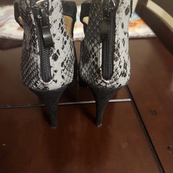 Heels - Picture 3 of 3